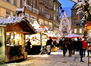 Bei Glühwein oder Punsch und typischen Gerichten werden auf dem Weihnachtsmarkt Gaumenfreuden geweckt. Die Standbetreiber kommen hauptsächlich aus der Region und bieten viel Abwechslung.