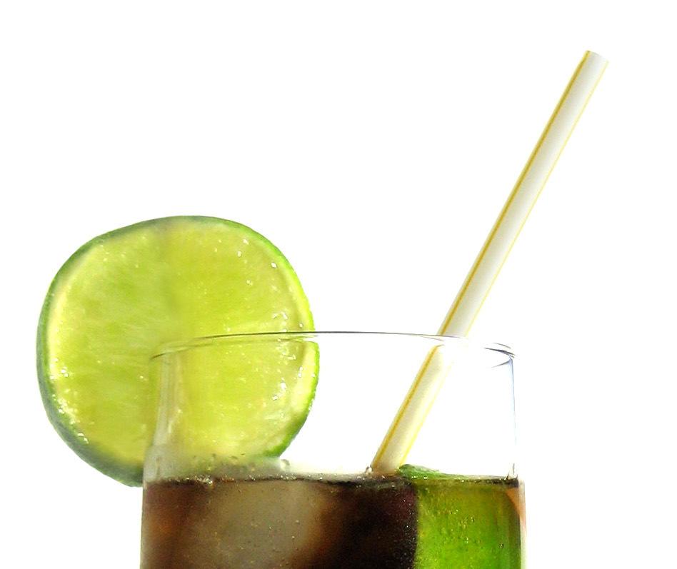 Cuba Libre 1/2 unbehandelte Limette 1/3 Rum (weiß oder braun) 2/3 Cola 1.