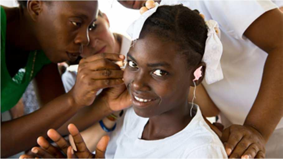 Engagement in Haiti Sonova Mitarbeitende unterstützen Arbeit der Hear the World Foundation Langfristiges Projekt zur Unterstützung von Menschen mit Hörverlust in Lévêque auf Haiti Vor