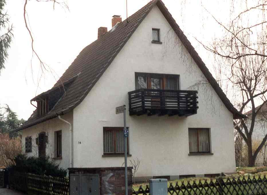 Gebäudeblatt Einfamilienhaus - Typ 1 Quelle: IWU Baujahr 1958 bis 1968 Anbausituation freistehend beheizte Wohnfläche 145 m² Endenergiebedarf 423 kwh/(m²a) Transmissionswärmeverluste 1,24 W/(m²K)