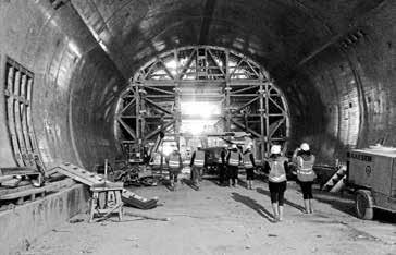 Bei der anschließenden Begehung der Baugrube für den Tunnel in offener Bauweise, der bergmännisch hergestellten Tunnelröhren sowie der beeindruckend großen Lüftungszentrale wurde deutlich, dass neben