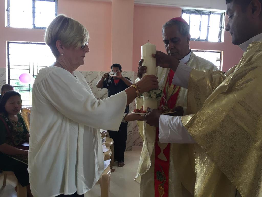 Der Kardinal und der Bischof segnen die Fatima Baalika Dayadhaam Kerze, welche ich extra im Kloster Lichtental anfertigen ließ. Zuerst wurde die Kerze auch bei uns im Kloster Lichtental gesegnet.