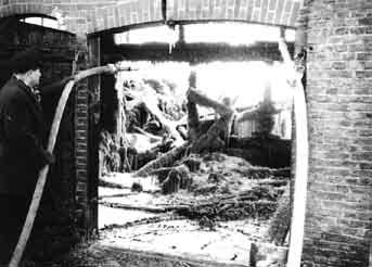 Der Feuerteufel In den 60er Jahren hielt ein Feuerteufel die Eddelaker Wehr in Atem. Mit dem Brand einer kleinen Scheune in Brunsbüttel am 07.04.