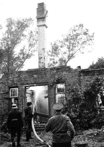 Bei den Löscharbeiten am Dohrn-Hof 1965. Wenig später wurde Heinz Carstens festgenommen. brannte das Wirtschaftsgebäude von Bauern Dohrn in Westerbüttel.