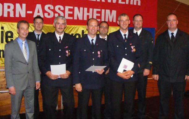 Wehrführer Marcus Jung (rechts) an Oliver Günther, Axel Schmidt und Holger Günther