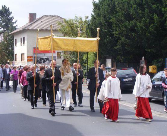 Pfarrei - WZ vom 2.6.2011 Mit einer feierlichen Fronleichnamsprozession begannen die katholischen Christen der Pfarrei St. Maria Magdalena in Dorn-Assenheim ihr Pfarrfest.