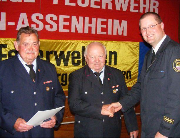 die Medaille als goldenes Ehrenzeichen des Bezirksfeuerwehrverbandes Hessen-Darmstadt für jeweils 50 Jahre Engagement im Dienst der Allgemeinheit ans Revers heftete.