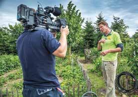 12 Udo Tanske Rasch im Film - Drei Minuten für tausende Gartenliebhaber Wie wird man eigentlich Fernsehgärtner? Zuerst war Peter nicht unbedingt erpicht darauf, seine Nase in die Kamera zu halten.