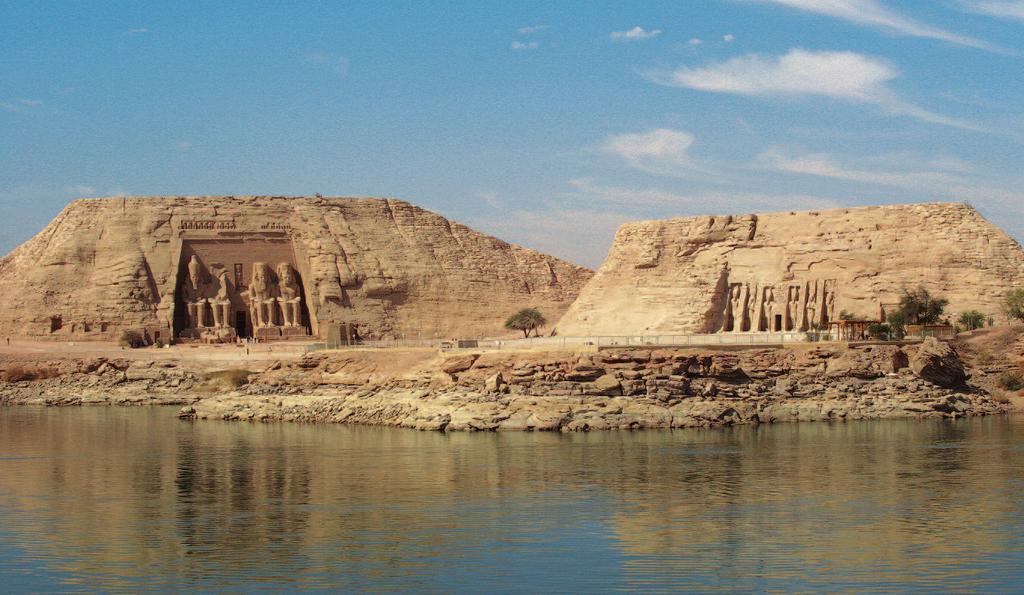 in einer internationalen Hilfsaktion insgesamt 13 pharaonenzeitliche Monumente, um sie an anderer Stelle wieder aufzubauen.