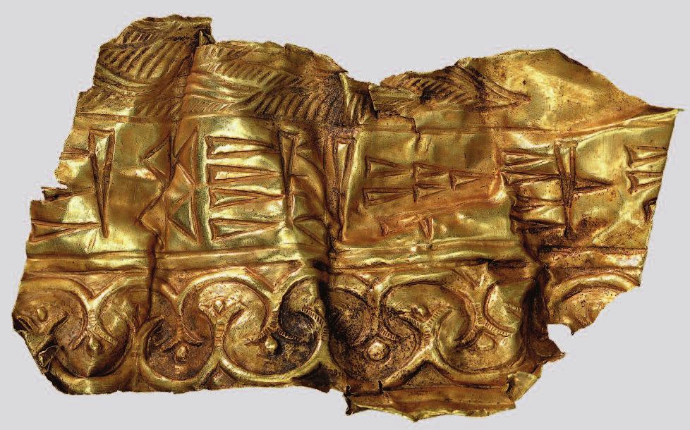 Zwei Fragmente eines Goldbechers Vor wenigen Jahren erwarb das Staatliche Museum für Ägyptische Kunst in München zwei Goldbleche, bei denen es sich wohl um Fragmente eines reich verzierten Bechers