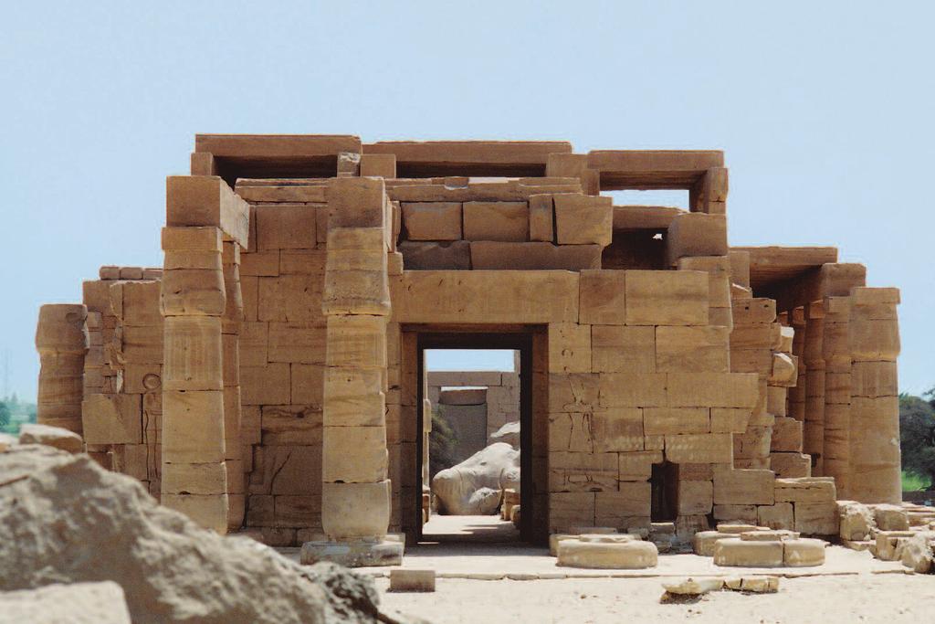 RAMSES II. SEIN LEBEN UND WERK Abb. 1: Das Ramesseum in Theben-West schon wegen der Kürze ihrer jeweiligen Regierungszeiten nicht lösen konnten.