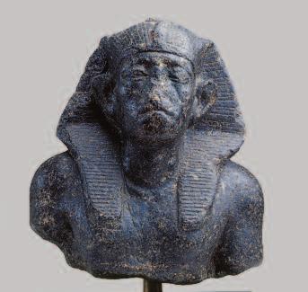 ÄMUL 1946 Das erhaltene Fragment besteht aus Kopf, Hals und rechter Schulterpartie einer Statuette des Pharaos Chephren, dem Erbauer einer der großen Pyramiden von Gizeh.
