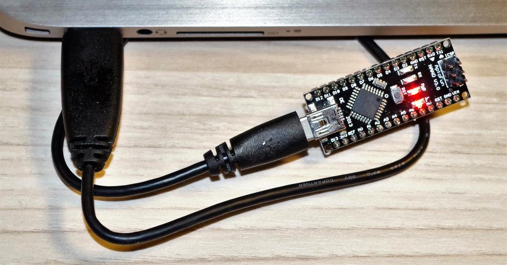 Mikrocontrollerplatine anschließen Verbinden Sie die Mikrocontrollerplatine mit dem USB-Port Ihres Rechners: Aufgabe A1 Warten Sie, bis die neu