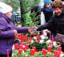 Es war bitterkalt am Abend des 30. November 2012, als auf dem Roten Platz die Einstimmung auf den diesjährigen Adventsmarkt begann. Aber die Damen des KDFB und ihre Helfer hatten vorgesorgt.