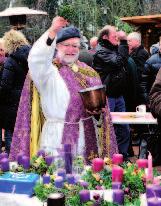 Mit dem frühen Wunsch nach Frohen Weihnachten schloss der Gemeindechef. Die kirchliche Segnung des Adventsmarktes lag in Händen von Pfarrer Kaspar Müller.