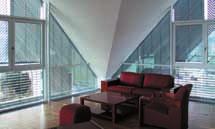 Sie bietet auch bei schrägen oder spitz zulaufenden Fenstern und Glasfronten optimalen Licht- und Sonnenschutz.