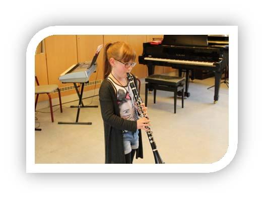 2 S eite Anna Lotz hat erst in diesem Schuljahr mit dem Klarinettenspiel begonnen. Erstaunlich, wie sicher und sogar auswendig sie das Lied Merrily we roll along vortrug.