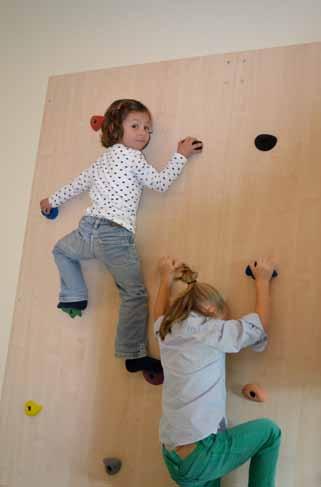 Im neu entstandenen Sportraum wurde im Herbst eine Kletterwand montiert. Die besondere Note: Kletterfreudige Kinder müssen sich eine Schräge hinaufarbeiten.