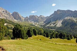 Freizeit Südtirol Datum: 26. September bis 30. September Wir fahren mit unserem behinderten gerechten Bus nach Südtirol. Dort sind wir in einem schönen Hotel. Wir können mit einer Bergbahn fahren.