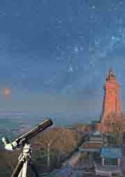 In den Tiefen des Weltalls bietet sich zur Beobachtung außerdem der Kugelsternhaufen M13 im Herkules an.