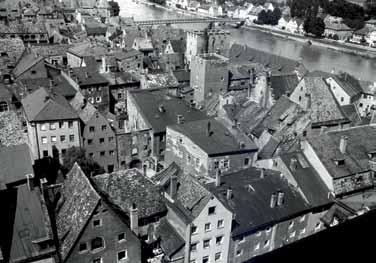 40 Jahre Städtebauförderung in Bayern 2 40 Jahre Städtebauförderung in Bayern Ende Mai 955 wandte sich die Stadt Regensburg auf Grund gravierender städtebaulicher Mängel im Quartier Donauwacht an die