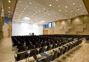 Hochbau 2 Hochschulausbauprogramm für den doppelten Abiturjahrgang 20 BayernFIT - Zukunft Bayern 2020 Kernstück des neuen Hörsaal- und Verfügungsgebäudes der Universität Regensburg ist eine zentrale