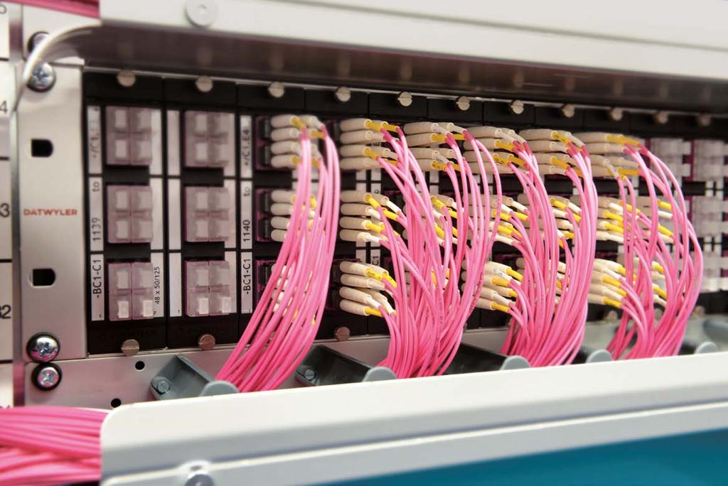Zukunftssichere Verkabelungslösungen für Rechenzentren In Datacentern bilden hochwertige Systemlösungen vor allem in Glasfasertechnik das Rückgrat der Hochgeschwindigkeits-Datenübertragung.