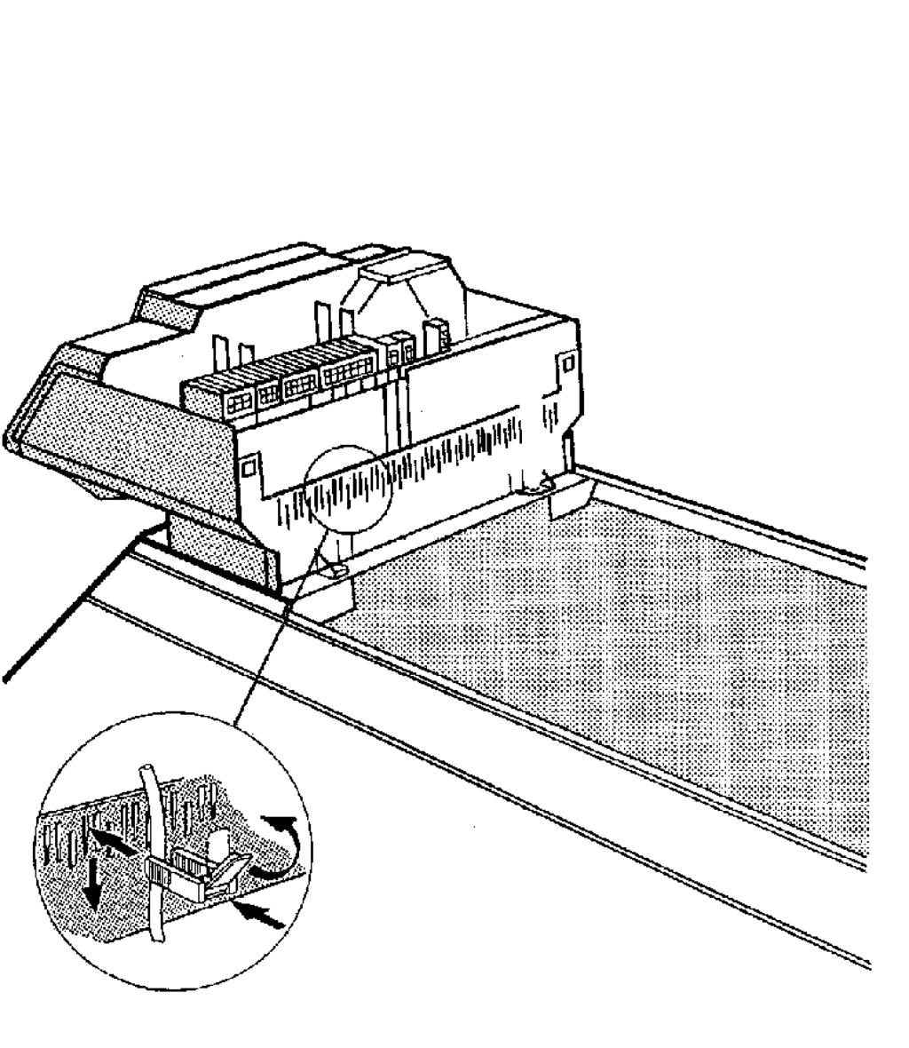 Brennerleitung nach hinten unter der vorderen Kesselhaube herausführen und die Steckverbindungen im Regelgerät nach Kennzeichnung herstellen (Abb. 18).