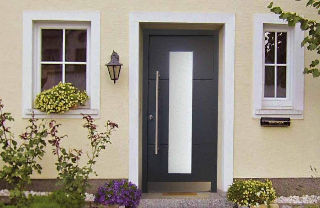 Hier eine Fotomontage. Es stellt sich beim Kauf einer Haustür zunächst die Frage: Welche Haustür passt? Eine moderne oder klassische?