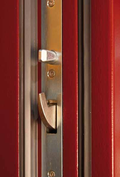 Mehrfachverriegelungen die 4-fache Hakenverriegelung kombiniert mit Stahlrundbolzen bieten ein Maximum an Sicherheit die Stahlrundbolzen verhindern ein Aushebeln der Tür und erschweren den