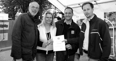 überreichte den Jugendwarten der drei Laboer Segelvereine OSL, YCLa und LRV eine Urkunde als Auszeichnung für die vorbildliche Jugendarbeit im vereinsübergreifenden Jugendsegelprojekt 3ineinemBoot.