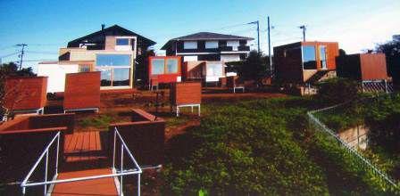 Eine interessante Antwort darauf, wie das Zusammenleben eines modernen Paares zeitgemäß architektonisch umgesetzt werden kann, ist das "Haus mit einem leeren Zwischenraum" in Fujisawa.