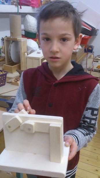 Danach bauten wir ein gaaanz einfaches Modell aus Holz.