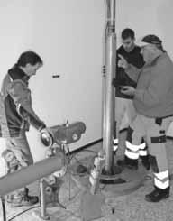 Opfinger Stock statt. Dabei wurde die alte Pumpe aus dem Jahre 2001 mitsamt Gestänge durch eine Dachlücke mit Hilfe eines Spezialkrans herausgehoben.