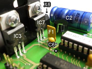 Diese werden senkrecht oder als SMD Bauteil eingelötet. Bild 6 Die Transistoren T1-T8 einsetzen. Auf dem Bild 6 links sehen Sie z.b. die Transistoren in der richtigen Position.