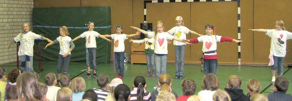 Die Tanzgruppe der Grundschule Otze eröffnete die muntere Show mit ihrem Tanz Die Wilden Hühner.