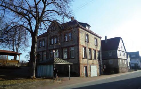 Feuerwehrhaus, das Rathaus (Ortsverwaltung), einen Kindergarten sowie die Kirche mit Friedhof.