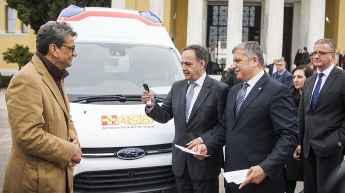 Zeichen der Solidarität: Arbeiter-Samariter-Bund bringt Krankenwagen nach Griechenland Michalis Angelopoulos, Bürgermeister von Samos, mit dem ASB- Bundesvorsitzenden Knut Fleckenstein sowie Dr.