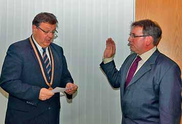 September November 2016 2012 Martin Stoll (SPD) wurde in der letzten Marktgemeinderatssitzung von Manchings Bürgermeister Herbert Nerb als neues Marktgemeinderatsmitglied vereidigt.
