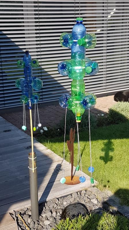 Die aus PET - Flaschen gefertigten von mir genannten "Wind-Licht-Spiele" sind vielseitig einsetzbar, ob für Haus/ Garten/ Balkon/ Terrasse/ Camping ect; durch batteriebetriebene