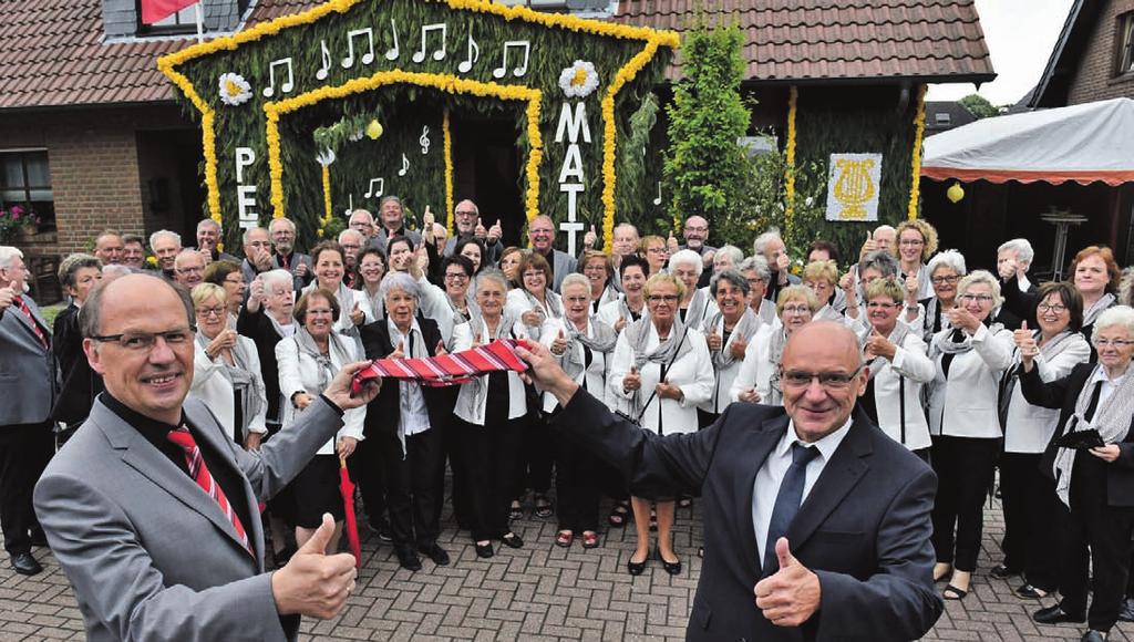 Nach der gelungenen Premiere zur Kirmes bedankten sich die rund 90 Sänger um Vorsitzenden Jüppi Paulus (l.) jetzt noch einmal bei Paul Horster (r.