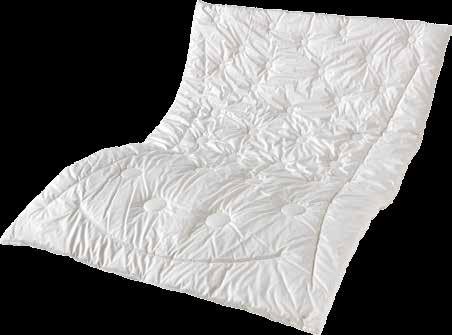 Dies verleiht der Decke das gewisse Etwas und durch die feinste weiße Cashmere-Füllung fühlt sie sich besonders luftig-leicht an. Das Ergebnis: Ein königlicher Hochgenuss für Schlaf und Wohlbefinden.