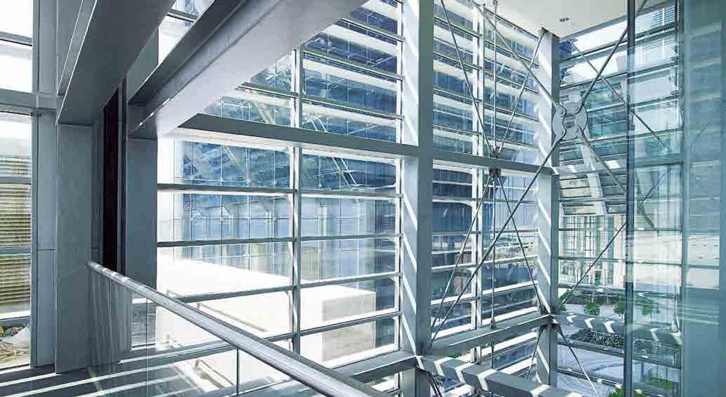 6 Entspiegelte Glasfassade für den Abu Dhabi Financial Car Park SCHOTT AMIRAN Entspiegeltes Glas Vielfältig und individuell Noch umfangreicher werden die Einsatzmöglichkeiten von entspiegeltem Glas