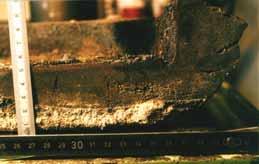 6.2 Analysen zur Eignung ungesinterter ZrO2-Stampfmasse 69 Durchmesser der Bodenplatte gebildet hat. Das verfestigte Material wies eine schwarze Verfärbung über dem gesamten Querschnitt auf, vgl. Abb.