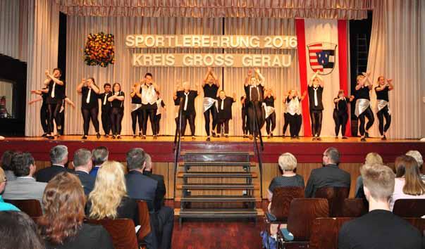 Kreissportlerehrung Für begeisterte Stimmung im Saal sorgte die Tanzgruppe BSG In Takt der BSG Groß-Gerau bei ihrem Auftritt auf der Bühne der Stadthalle Walldorf.