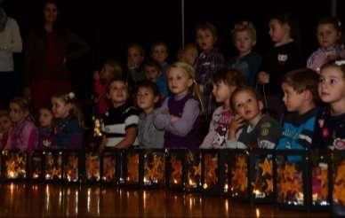 Dort angekommen bildeten die Kinder einen Kreis um ein Feuer und sangen Laternenlieder. Ausserdem trugen die Kinder der 4. Stufe ein Gedicht vor.