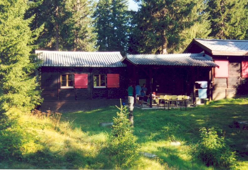 Die Hütte verfügt über Strom- und Wasseranschluss. Im Schlaftrakten hat es sanitäre Anlagen mit fliessendem Wasser.