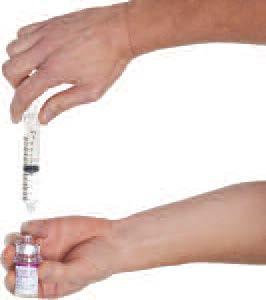 20. Halten Sie die Durchstechflasche nach wie vor umgedreht und lösen Sie die Injektionsspritze von der Durchstechflasche, indem Sie sie gegen den Uhrzeigersinn (nach links) drehen und die