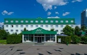 Es verfügt über 200 Zimmer mit Balkon, Restaurant mit russischen und europäischen Spezialitäten, Bar, Schwimmbad.