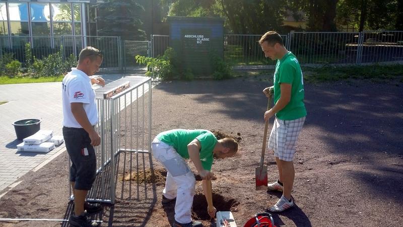 22.08.15 Hilfsaktion des TSG! Vier Sportler des TSG Grün Weiß Möser betonierten bei ihrer Vereinsaktion "Tag der Sportlichen Helfer" das Eckige in mehrere Runde.